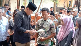 AHY Serahkan Sertifikat Tanah Elektronik di Pasuruan