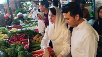 Belanja Sayur di Pasar Pandaan, Emil Dardak Dicurhati Pedagang