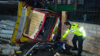 Melaju Kencang, Truk Tabrak Sepeda Motor di Torongrejo Kota Batu