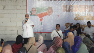 Dihadapan Pedagang Jombang, Pasangan Mundjidah-Sumrambah Bakal Lanjutkan Program Seragam Gratis