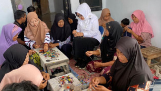 Fasilitasi UMKM Lokal, Cabup Mundjidah Kunjungi Kampung Manik-manik di Gudo Jombang
