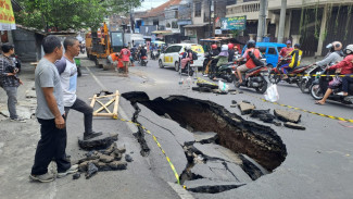 Jalan Muharto - Jodipan Kota Malang Mendadak Muncul Lubang Besar