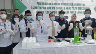 Perang Dengan Narkotika, Kejaksaan Negeri Jombang Musnahkan Jutaan Pil Dobel L