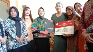Kemensos Berikan Bantuan Alat Bantu Dengar pada Putra Pahlawan Nasional di Pasuruan