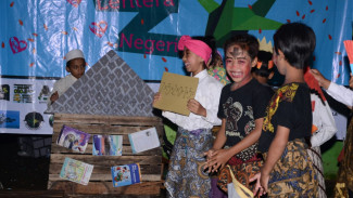 Kisah Irul Nyalakan Literasi di Pelosok Desa hingga Sukses Berdayakan Warga