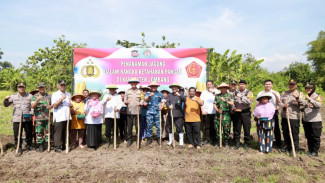 Manfaatkan Lahan Kosong, Polisi Bersama Pemkab Jombang Wujudkan Ketahanan Pangan