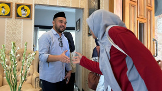 Euforia Kemenangan Nurochman - Heli Suyanto Terus Berlanjut, Rumah Dipadati Tamu