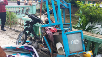 Tak Perhatian Lalu Lintas, Pedagang Bakso di Jombang Tertabrak Motor Mahasiswa