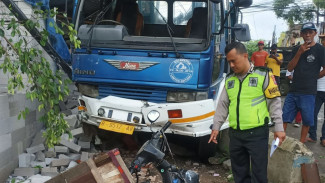 Diduga Alami Rem Blong, Truk Fuso Tabrak Motor