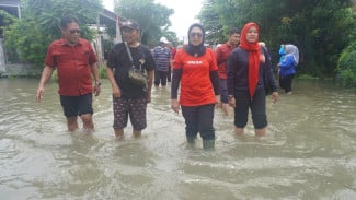 Terjun ke Lokasi Banjir di Jombang, Anggota Komisi VI DPR RI Salurkan Bantuan