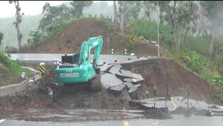 Kementrian PUPR Perbaiki Jalan Amblas di Malang Selatan
