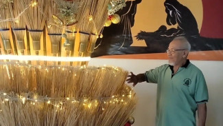 Unik, Gereja di Jombang Buat Pohon Natal dari Ratusan Sapu Lidi Sambut Natal