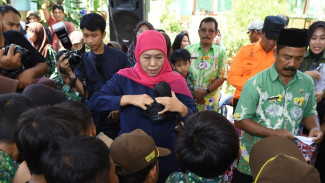 Khofifah Kembali Ke Rejoso, Sumbang Sepatu dan Buku untuk Siswa