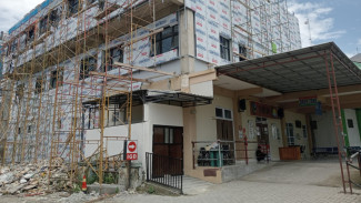 Melebihi Batas Kontrak, Pembangunan Proyek Gedung IGD RSUD Ploso Masih Berjalan
