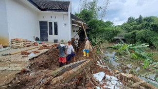 Imbas Banjir, Rumah Warga Di Perumahan Prima Ragil Permai 7 Kedungkandang Longsor
