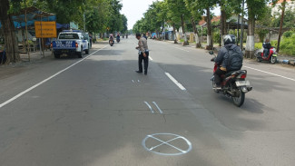 Ugal-ugalan di Jombang, Ambulans Senggol Pemotor hingga Terseret 20 Meter