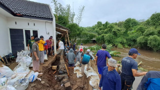 Waspada Banjir, Warga Kedungkandang Bikin Tanggul Darurat di Sepadan Sungai Amprong