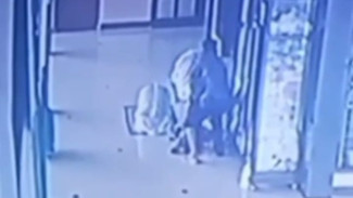 Aksi Pencurian Tas Warga Jombang saat Salat di Masjid, Terekam Kamera CCTV