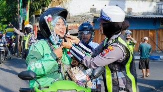 Polres Pasuruan Bagi-Bagi Helm Gratis, Tingkatkan Kesadaran Keselamatan Berkendara