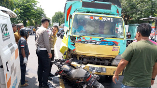 Ugal-ugalan, Pengendara Motor Tabrak Truk di Jombang hingga Tewas