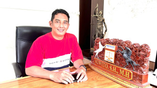 Kisah Pengacara yang Berjuang Demi Keadilan Wong Cilik