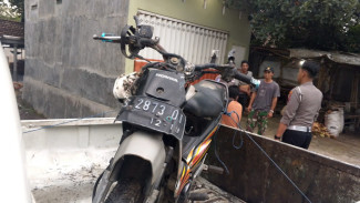 Ngantuk Saat Berkendara, Pemotor di Jombang Tewas Tabrak Pagar Rumah
