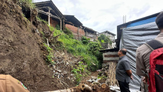 Tinjau Lokasi Longsor di Desa Gunungsari, Begini Arahan Pj Wali Kota Batu