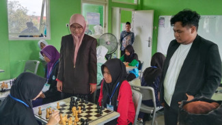 Wasit Kelas Nasional Pimpin Catur Porseni MTs Kemenag Jombang