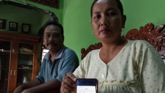 Tangis Ibu Korban Usai Lihat Video Anak Dikeroyok Di SPBU Perak Jombang