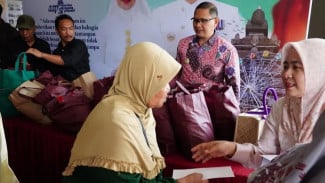 Setelah Pelajar, Kini Giliran 200 Warga Pra Sejahtera Dapat Sembako dari Pj Walkot