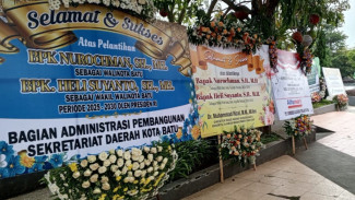 Karangan Bunga Hiasi Balai Kota Among Tani, Sambut Pelantikan Nurochman-Heli Suyanto