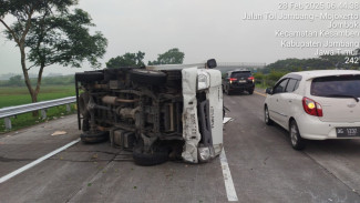 Pecah Ban, Mobil Pickup Muatan Roti Terlibat Laka Tunggal di Tol Jombang