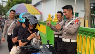 Ratusan Paket Takjil Dibagikan Satlantas Polres Pasuruan di Bangil