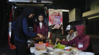 Sahur on the Road Ala UMM, Bagikan Barbeque Untuk Ojol dan Tukang Becak