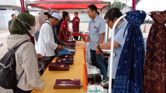 Warga Pasuruan Serbu Bazar Sarung Murah