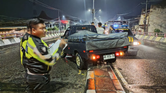 Akibat Jalan Rusak, Mobil Panther Tabrak Truk di Flyover Peterongan