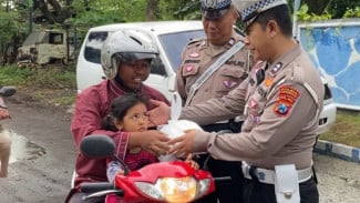 Satlantas Polres Pasuruan Bagikan Takjil dan Edukasi Tertib Lalu Lintas di Bulan Ramadan