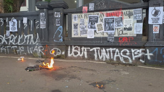 Ratusan Demonstran Corat-Coret Kawasan DPRD Kota Malang Tolak RUU TNI
