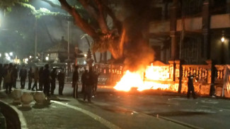 Demonstrasi Tolak RUU TNI di Kota Malang Ricuh, Diwarnai Lemparan Molotov