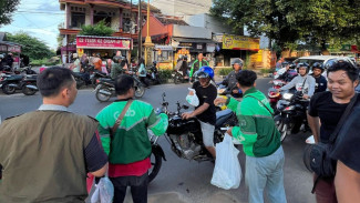 Saat Mitra Grab Isi Waktu Ngabuburit dengan Bagikan Ratusan Takjil