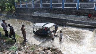 Kendaraan Roda 3 di Jombang Masuk Sungai Usai Ditabrak Mobil Fortuner