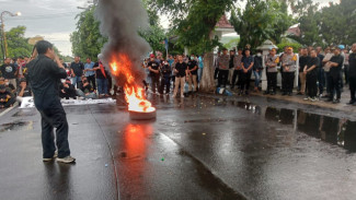 Demo Tolak UU TNI di Jombang, Diwarnai Aksi Bakar Ban