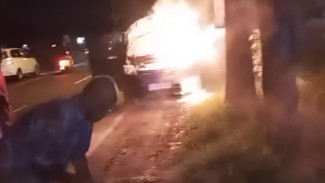 Mobil Rombongan Keluarga Pemudik dari Tuban Terbakar di Jombang
