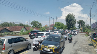 Lebaran ke 3 di Jombang, Antrian Kendaraan Mengular dari SPBU hingga Mengkreng