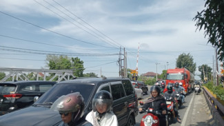Arus Balik Lebaran, Antrian Kendaraan Mengular di Kawasan Simpang Mengkreng Jombang