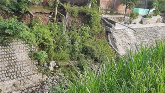 Akibat Hujan, Tembok Penahan Sungai Ambrol hingga Ancam Rumah Warga Jombang