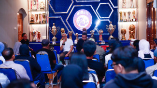 Arema FC Bertemu Keluarga Korban Tragedi Jelang Pulang ke Stadion Kanjuruhan