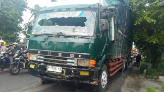 Diduga Rem Blong, Truk Tronton di Jombang Tabrak 5 Kendaraan