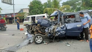 Tabrak Pantat Bus Bagong di Jombang, Mobil Kijang Ringsek