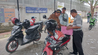 Unik, Petugas Samsat Jombang Gunakan Baju Tradisional pada Peringatan Hari Kartini